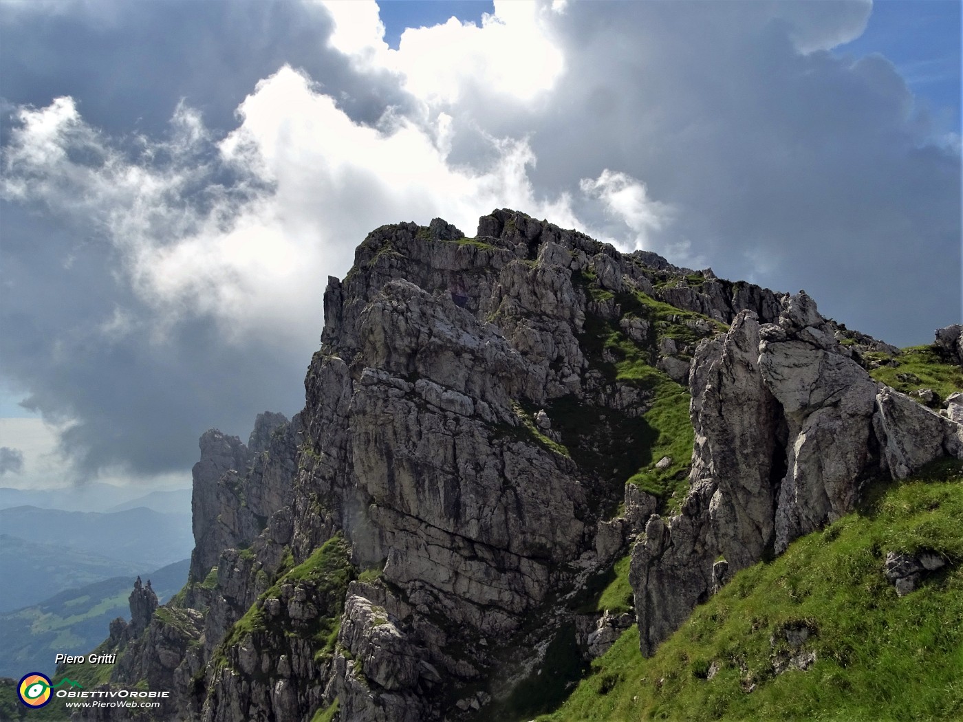 50 Erte pareti rocciose, torrioni, guglie sul versante nord-est d'Alben.JPG -                                